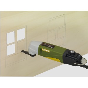 Proxxon OZI/E Eckenschleifer in Anwendung an Holzwand, Miniaturwerkzeug zum Schleifen in Ecken.