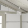 Detailaufnahme: Innenansicht Grosfillex Kunststoff-Gartenhaus Deco 4,9 Graugrün, Fokus auf Konstruktion.