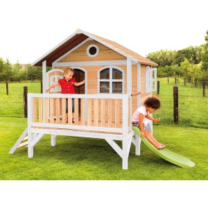 Axi Stef Spielhaus mit Rutsche in Braun, Weiß und Lindgrün. Kinder spielen auf der Veranda und rutschen.