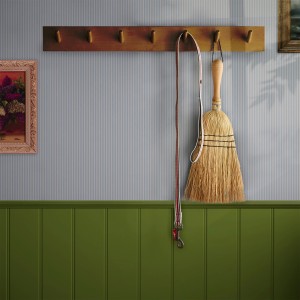 Hellblaue Joules Vliestapete Country Critters mit Streifen und Tiermotiven im Kinderzimmer.