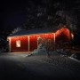 Rotes Haus mit ECD Germany LED Lichtervorhang, 360 warmweiße LEDs, Weihnachtsbeleuchtung.