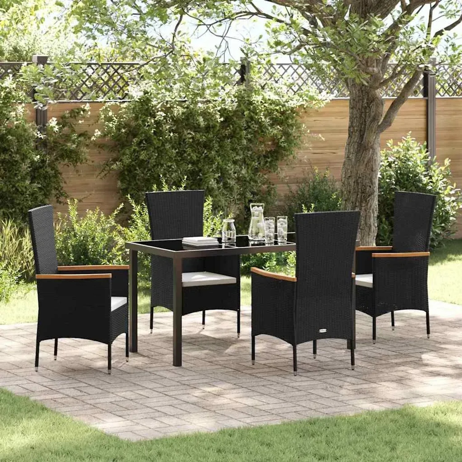 Schwarze 5-tlg. vidaXL Garten Essgruppe aus Polyrattan mit Akazienholz Armlehnen und Tisch mit Glasplatte.