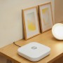 Yale Alarmanlage Smart Alarm Starterkit auf einem Tisch. Alarmanlagen Hub mit Keypad und Fernbedienung.