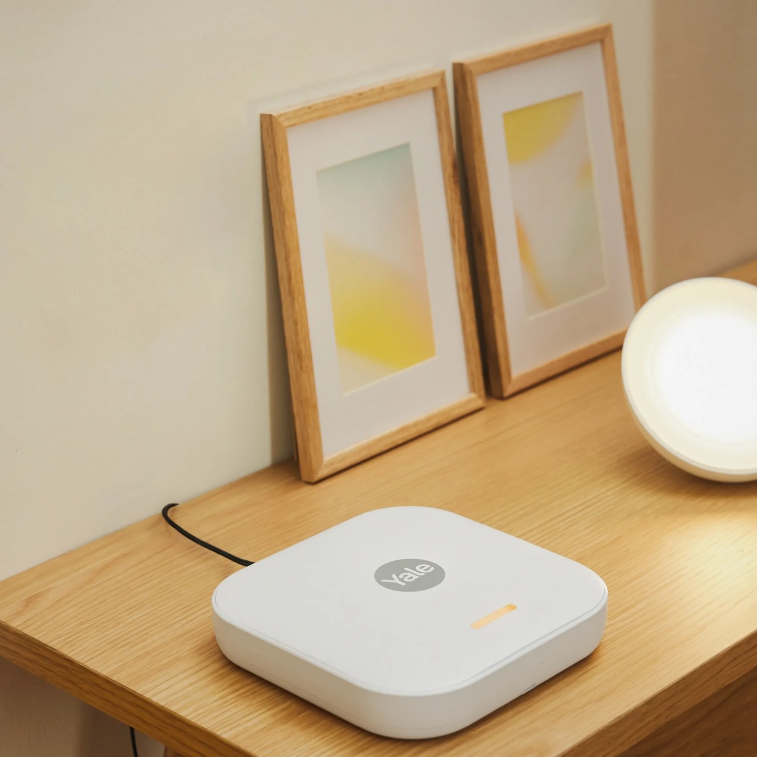Yale Alarmanlage Smart Alarm Starterkit auf einem Tisch. Alarmanlagen Hub mit Keypad und Fernbedienung.
