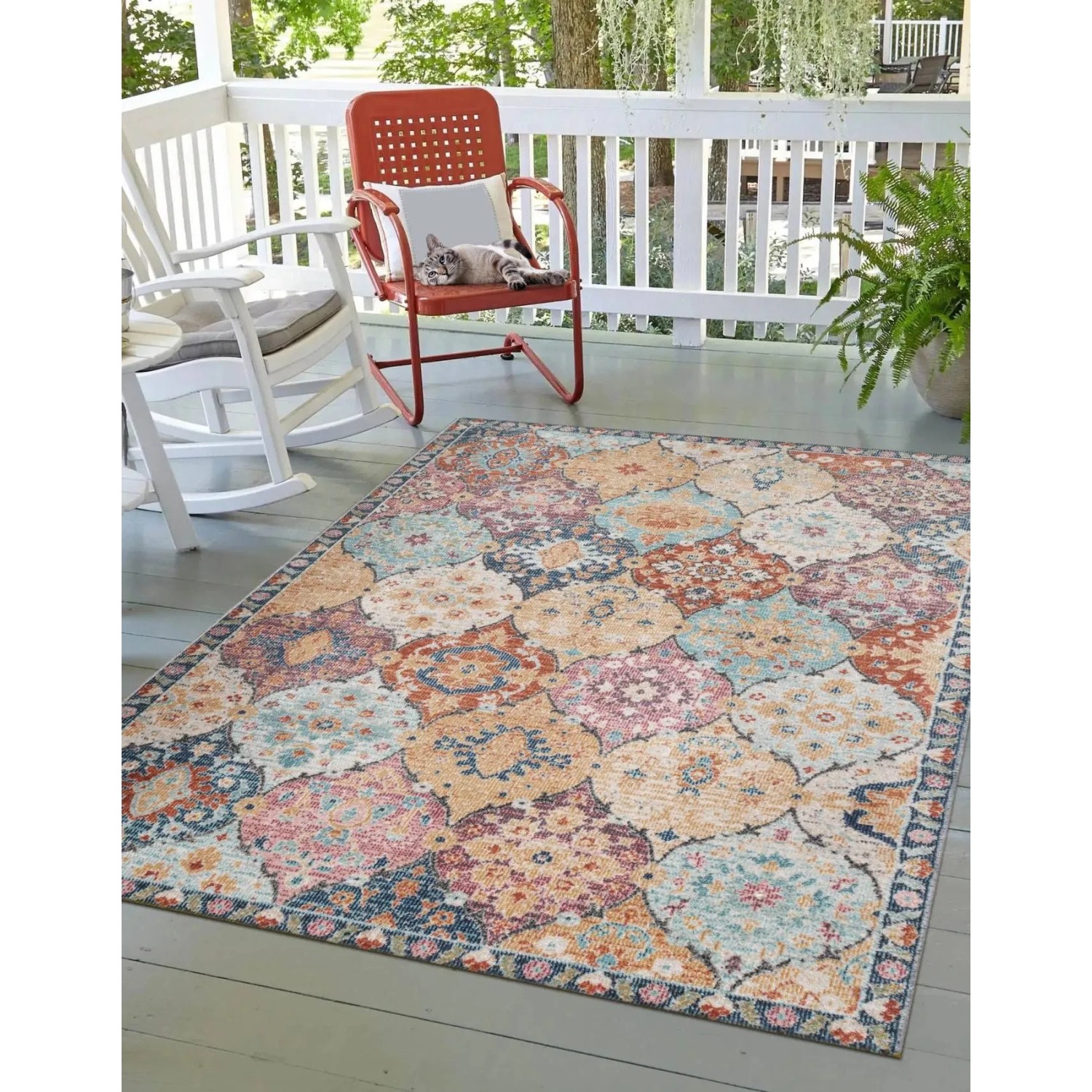 Gemusterter Floornovo Outdoor Teppich Nr. 173, 290x200 cm, auf einer Veranda mit Möbeln.
