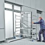 Krause ClimTec Grundgerüst (Arbeitshöhe 3 m) wird durch eine Tür geschoben.