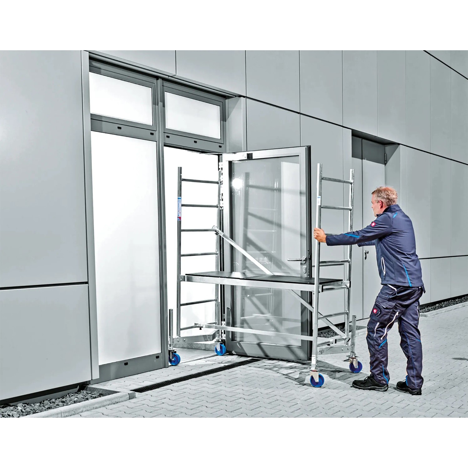 Krause ClimTec Grundgerüst (Arbeitshöhe 3 m) wird durch eine Tür geschoben.
