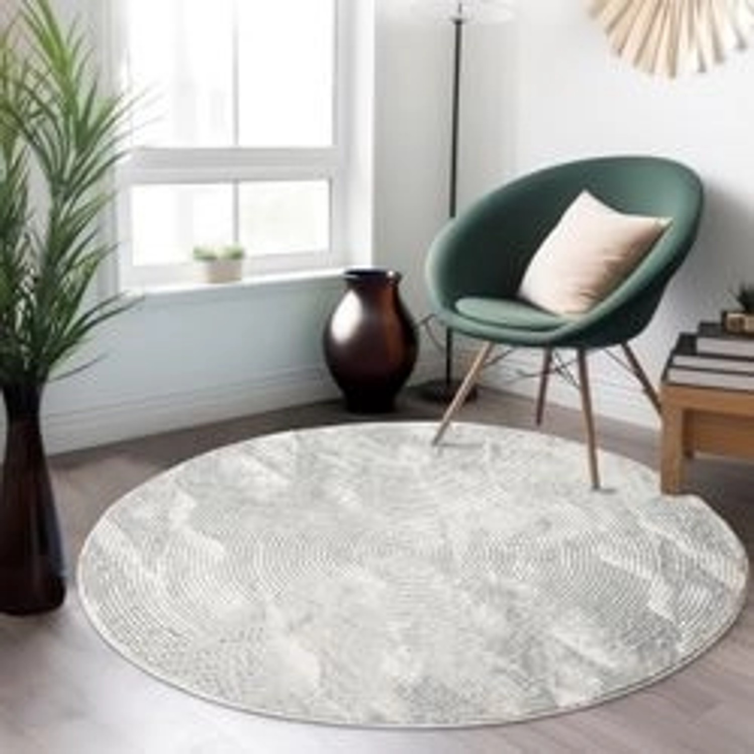 Grauer, runder Teppich Royal 481 (200x200 cm) mit Vintage-Muster im Wohnzimmer.