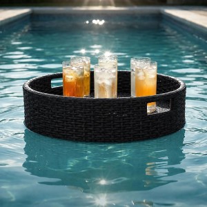 Schwarzes Schwimmtablett in Rattan-Optik mit sechs Gläsern voller Getränke im Pool. Schwimmfähiges Poolzubehör.