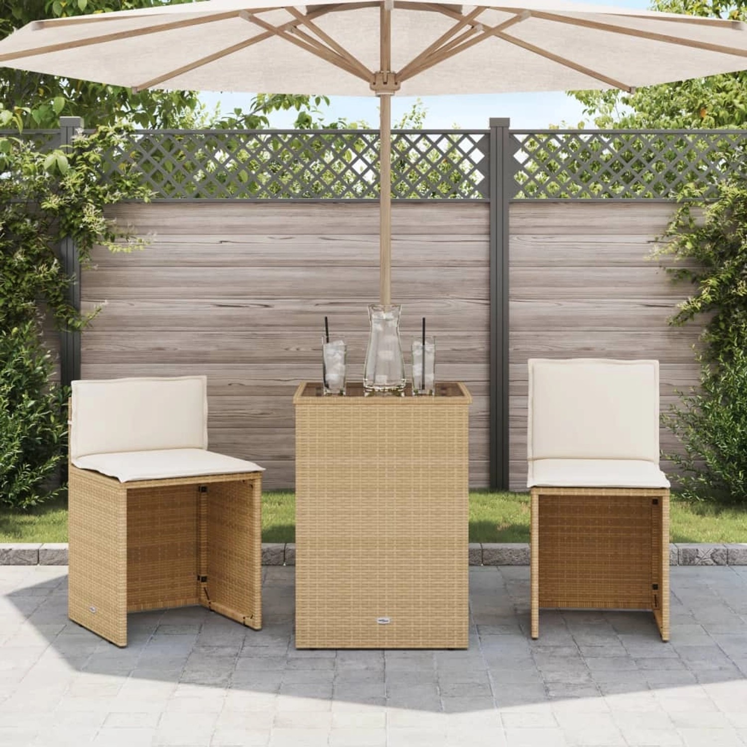 Beiges 3-tlg. vidaXL Bistro-Set aus Polyrattan mit Tisch, Stühlen und cremefarbenen Kissen.