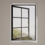 Weißes Insektenschutzrollo mit Kassette am Fenster, teilweise geöffnet.
