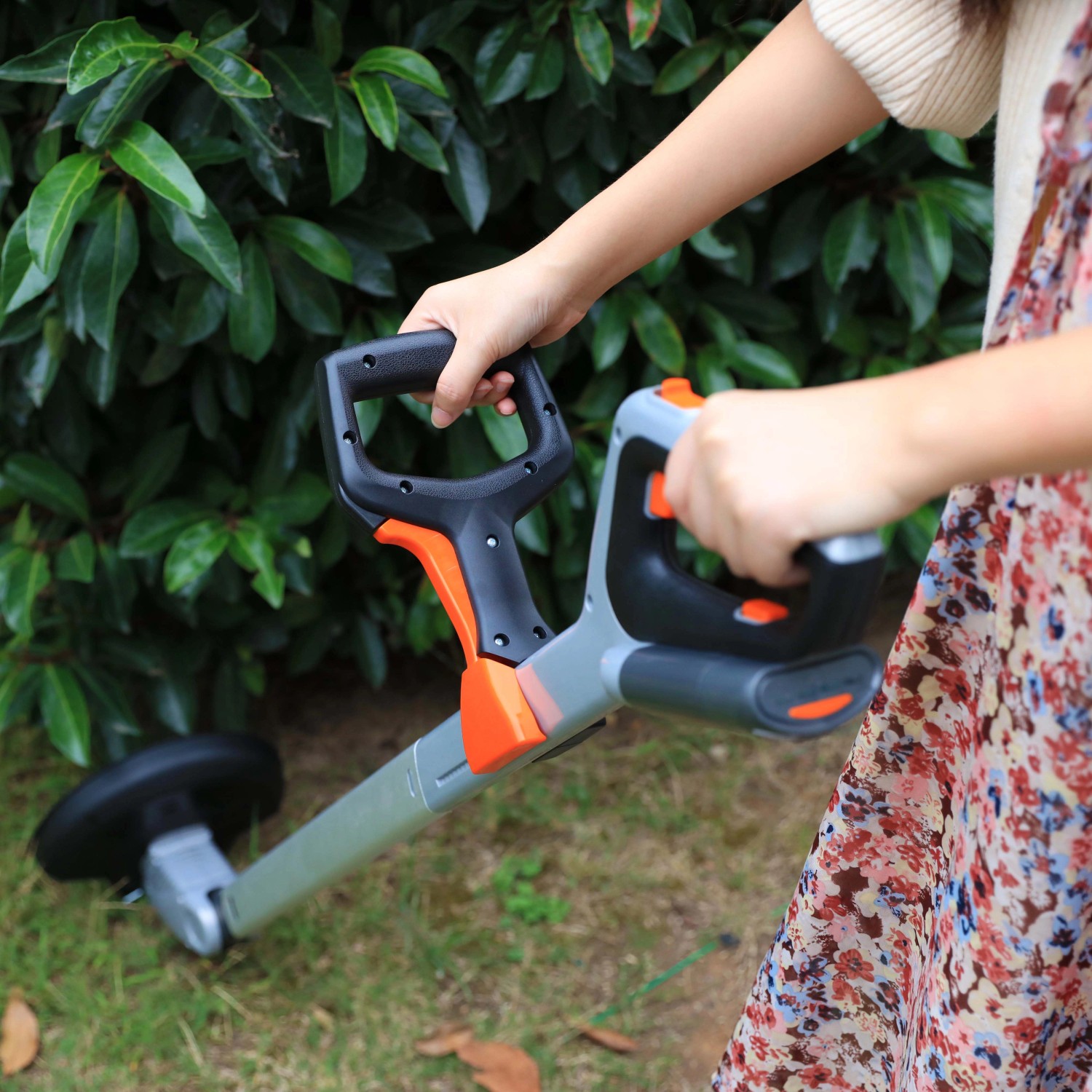 Yard Force Akku-Handmäher iFlex mit Rasentrimmeraufsatz in Nutzung, ideal für kleine Gärten.