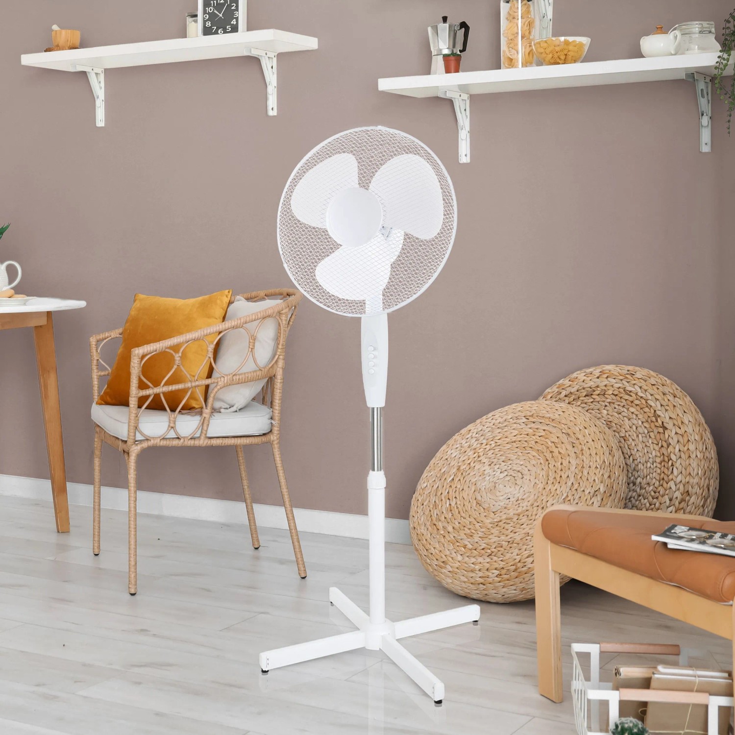 Weißer Standventilator, Ø 40 cm, Höhe 120 cm, im Wohnraum.