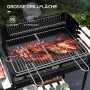 Outsunny Holzkohlegrill mit Grillrost und Ablagen aus Kiefernholz. Grillfläche mit Speisen.