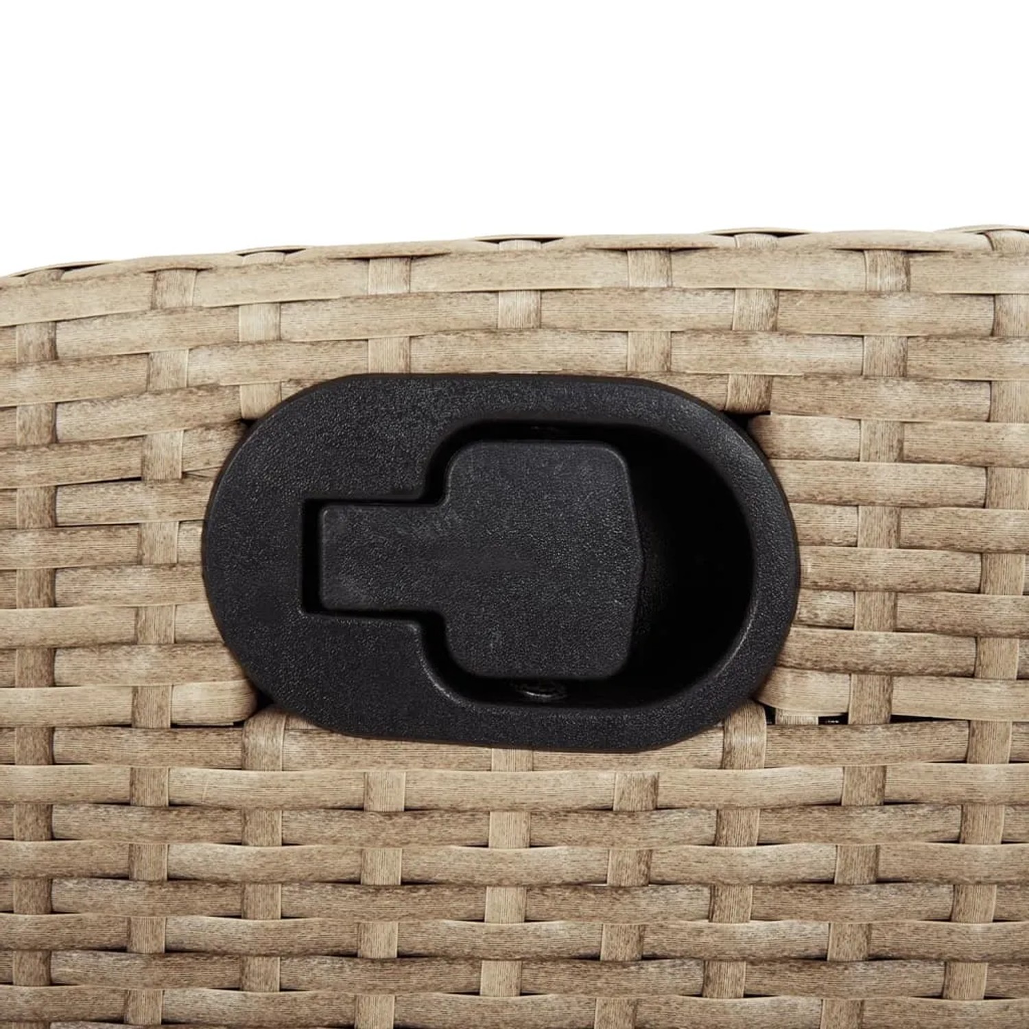 Detailaufnahme: Verstellmechanismus des beigen Poly Rattan Gartenstuhls vom vidaXL Bistro-Set.