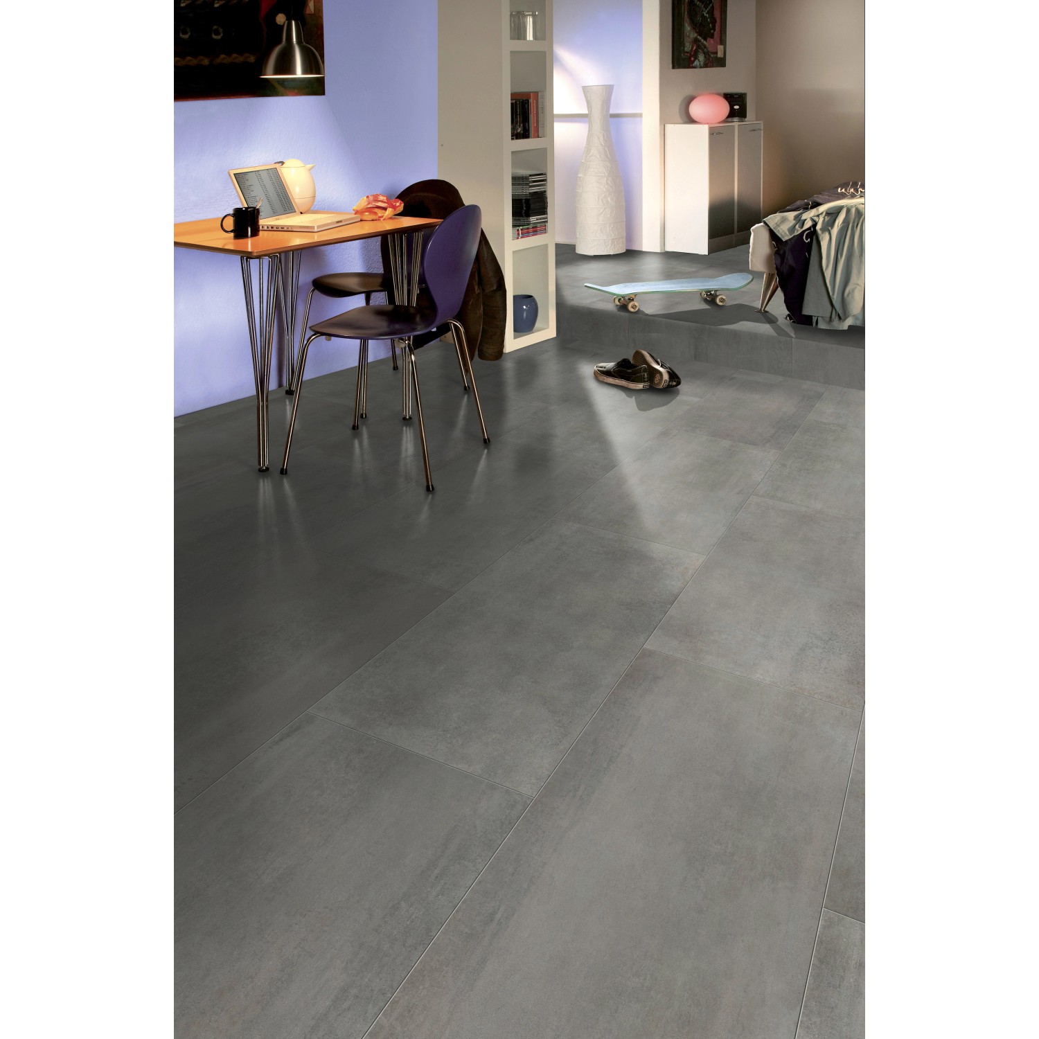 Classen Ceramin Fliese Neo Vario Arigato in dunkler Steinoptik als Bodenbelag im Raum.