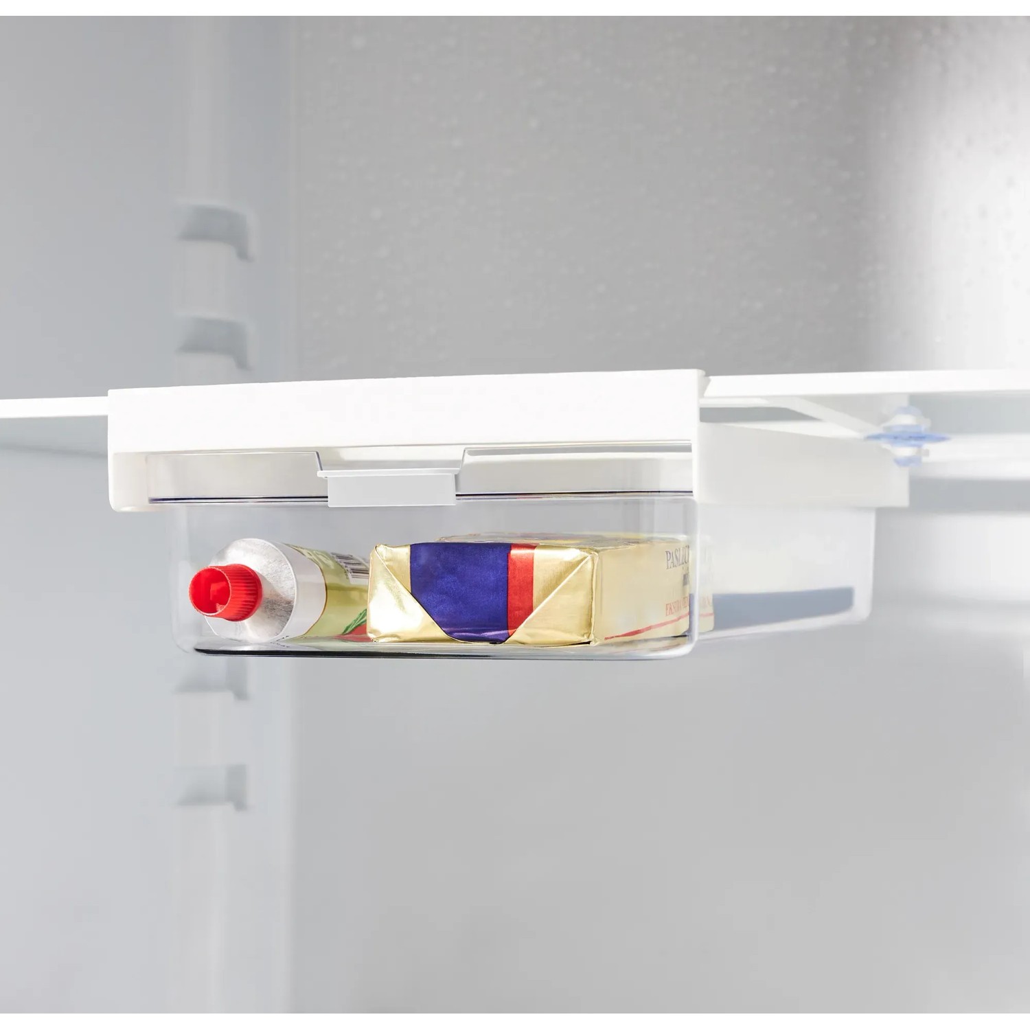 Transparenter Rotho Kühlschrankorganizer Cauma 2,6 l mit Schublade im Kühlschrank.