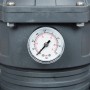 Detailaufnahme: Manometer der Bestway Flowclear Sandfilteranlage zur Poolreinigung.