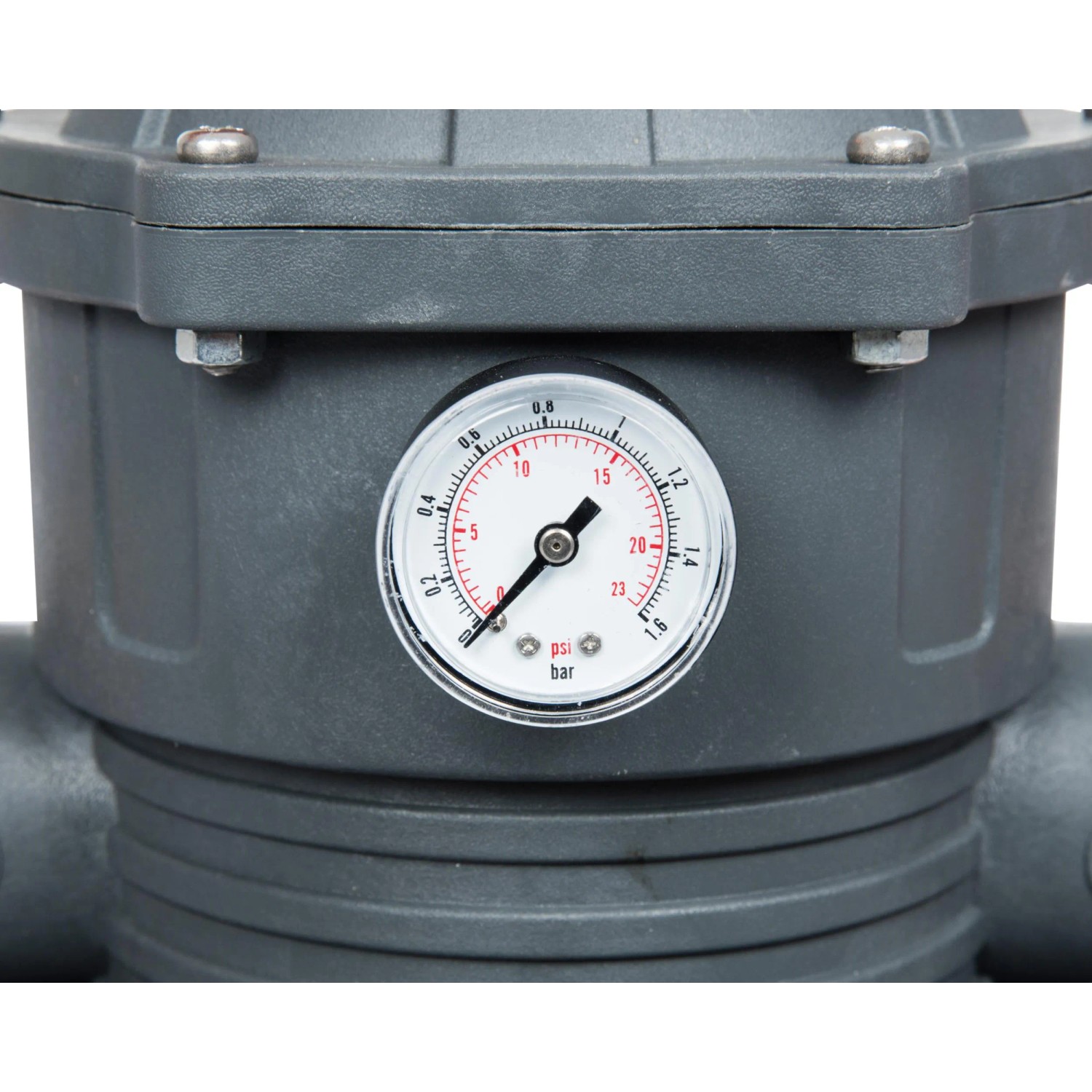 Detailaufnahme: Manometer der Bestway Flowclear Sandfilteranlage zur Poolreinigung.