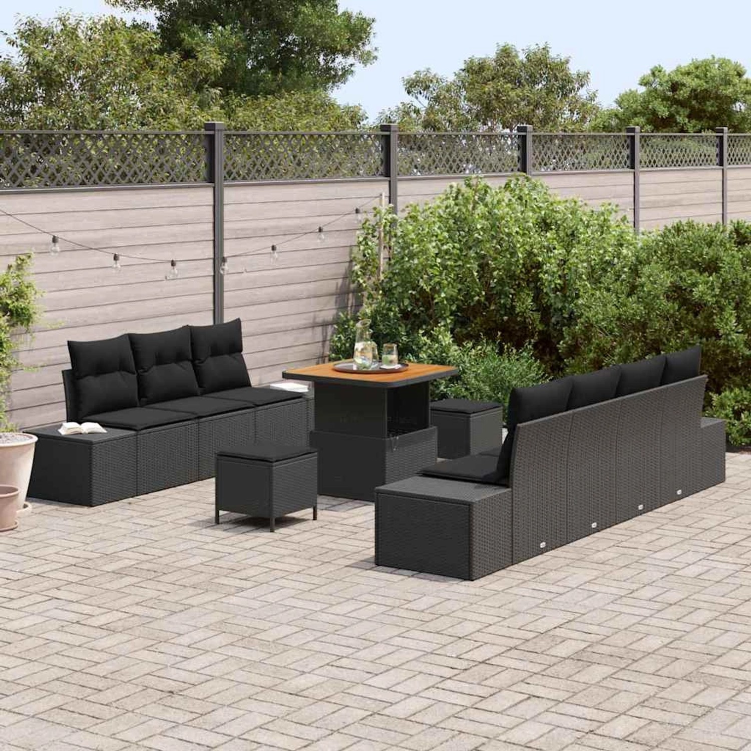 Schwarzes 10-teiliges vidaXL Garten-Sofa-Set aus Poly Rattan mit Tisch und Kissen.