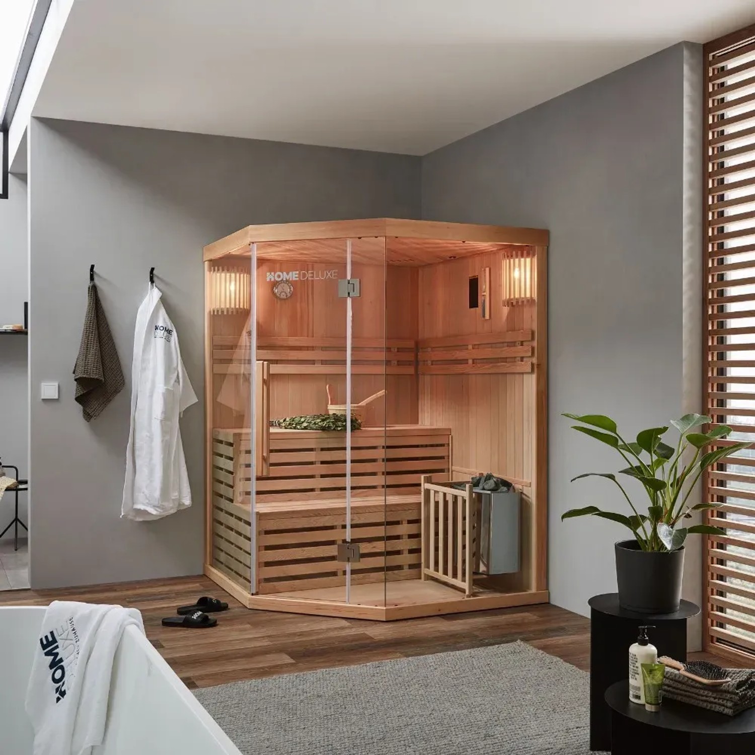 Traditionelle Sauna SKYLINE aus Tannenholz mit Glasfront, Bänken und Saunaofen in modernem Badezimmer.