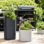 Lechuza Pila Color Pflanzgefäße in Lichtgrau und Anthrazit mit Bepflanzung im Außenbereich.