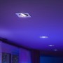 Philips Hue Centura LED-Einbauspot, eckig, weiß, mit farbiger Ambiente-Beleuchtung im Raum.