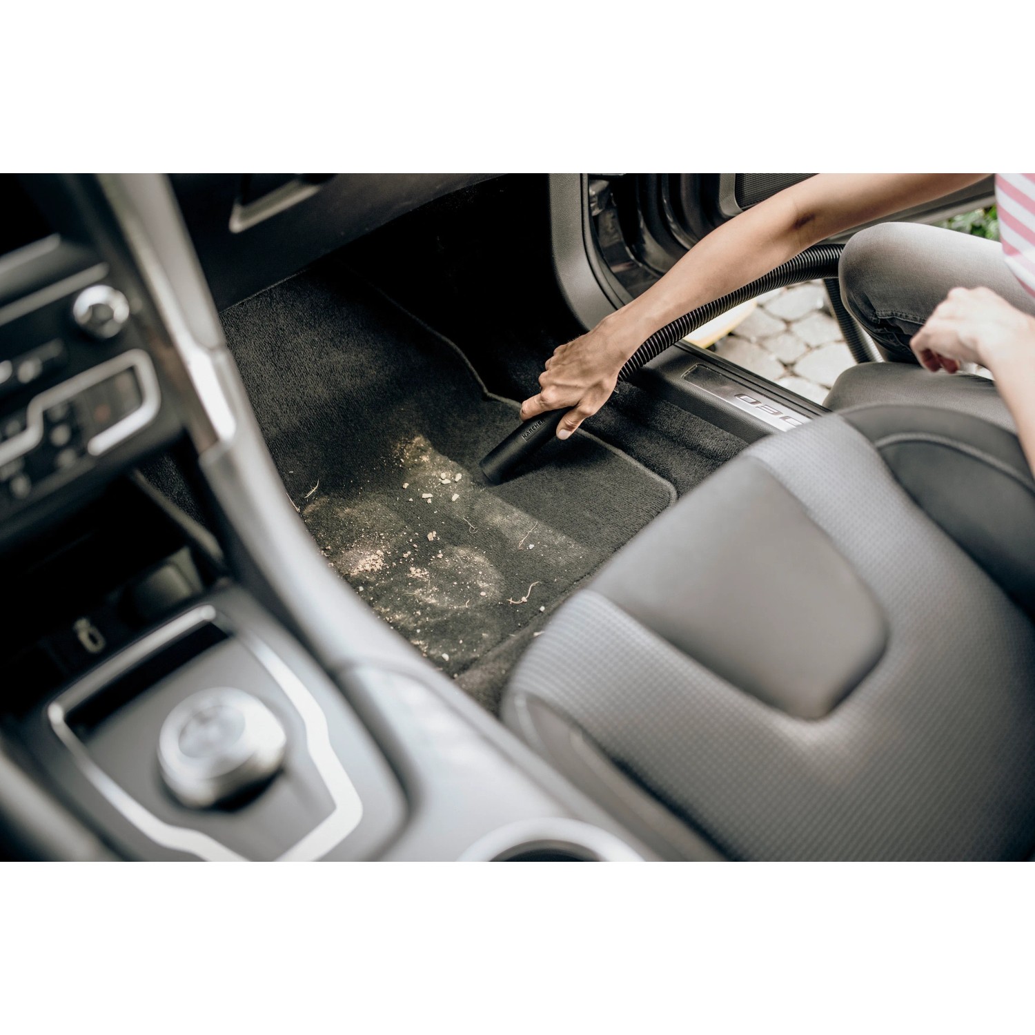 Anwendung: Kärcher Nass-Trockensauger WD 1 Classic beim Reinigen eines Autoteppichs.