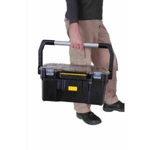 Stanley Werkzeugtrage 19 Zoll mit Organizeraufsatz, getragen von einer Person.