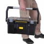 Stanley Werkzeugtrage 19 Zoll mit Organizeraufsatz, getragen von einer Person.