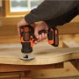 Black+Decker Multievo Multifunktionswerkzeug im Einsatz beim Holzfräsen.