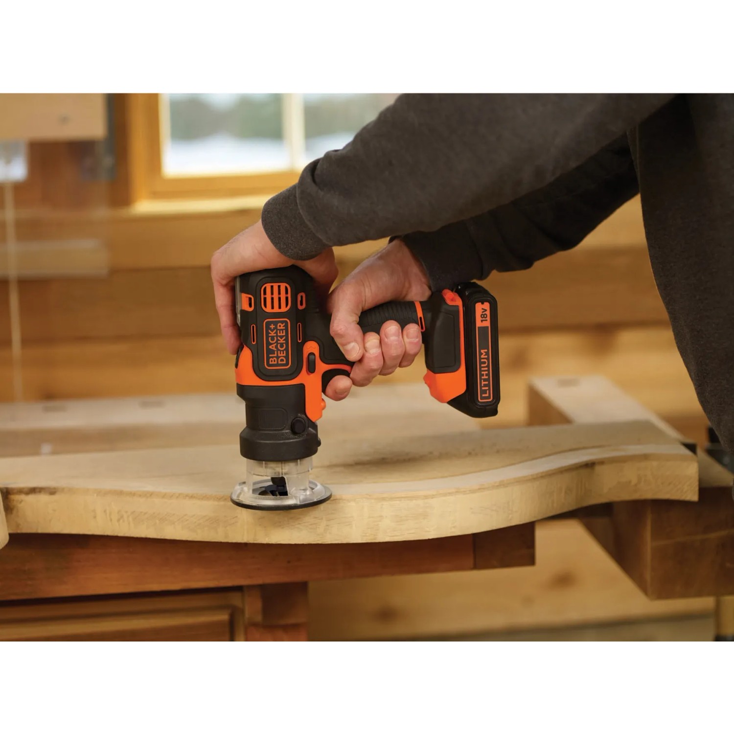 Black+Decker Multievo Multifunktionswerkzeug im Einsatz beim Holzfräsen.