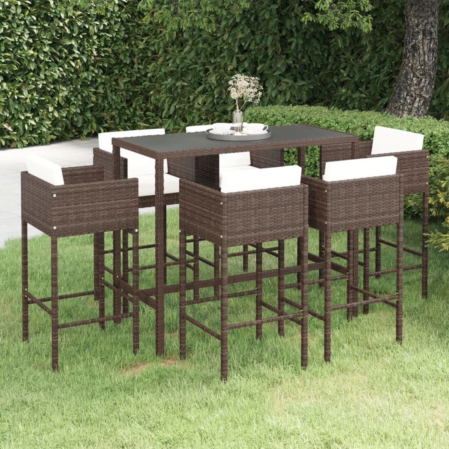 Braunes 7-tlg. vidaXL Gartenbar-Set aus Rattan mit Tisch, 6 Hockern und cremeweißen Kissen.