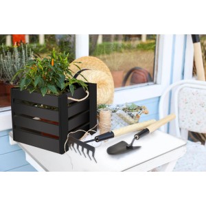 Anthrazit Kompaktplatte (280x130x0,6 cm) als Pflanzkasten mit Gartengeräten auf Tisch.