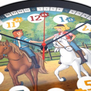 Bunte Wall-Art Wanduhr mit Bibi & Tina Motiv, ideal für Kinderzimmer. Ø 29 cm.