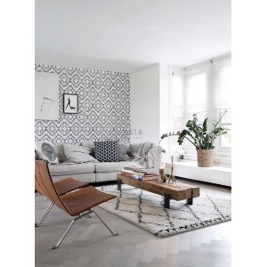Wohnzimmer mit ESTAhome Tapete Marrakescher Aztec-Teppich in Schwarz und Weiß.