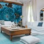 Wohnzimmer mit Fototapete Royal Peony (350x250 cm) mit blauen Pfingstrosen.