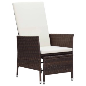 Brauner Poly Rattan Gartenlounge Sessel mit cremeweißen Kissen und ausziehbarer Fußstütze.