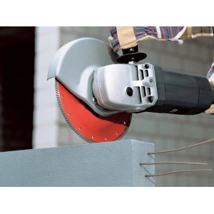 Diamant-Trennscheibe 125 mm segmentiert im Einsatz mit Winkelschleifer zum Steintrennen.