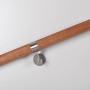 Handlauf aus Sapelli Massivholz (Ø 40mm, 2250mm) mit Edelstahlhalterung für Innen und Außen.