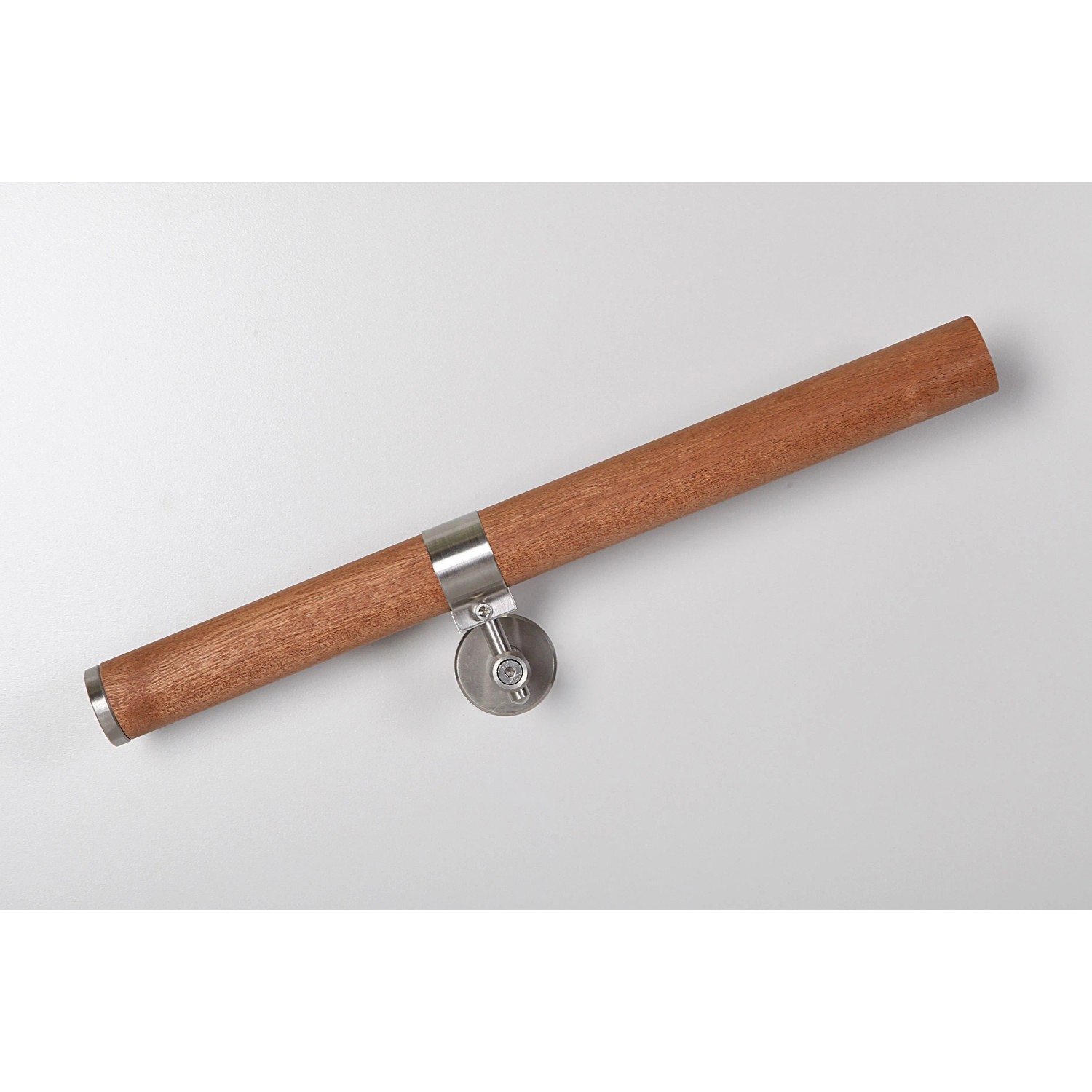Handlauf aus Sapelli Massivholz (Ø 40mm, 2250mm) mit Edelstahlhalterung für Innen und Außen.