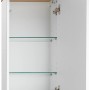 Pelipal Wandschrank, Quickset 923, offen. Weißes Badmöbel mit Riviera Eiche Dekor und zwei Glasböden.
