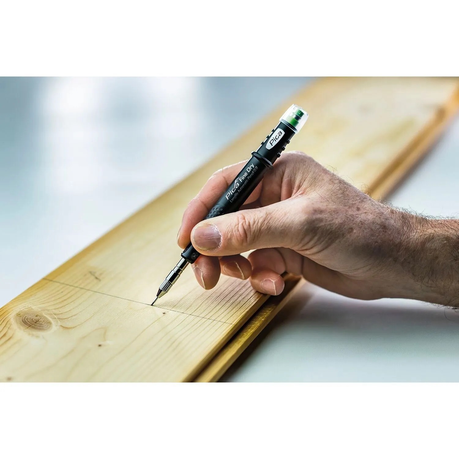 Hand markiert mit Pica Fine Dry Druckbleistift präzise Linien auf Holz. Marker-Set für feine Anzeichnungen.