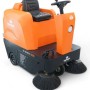 Orange-schwarze DeTec. Aufsitz Kehrmaschine DAEWOO mit Sitz, Lenkrad und zwei Seitenbürsten für große Flächen.