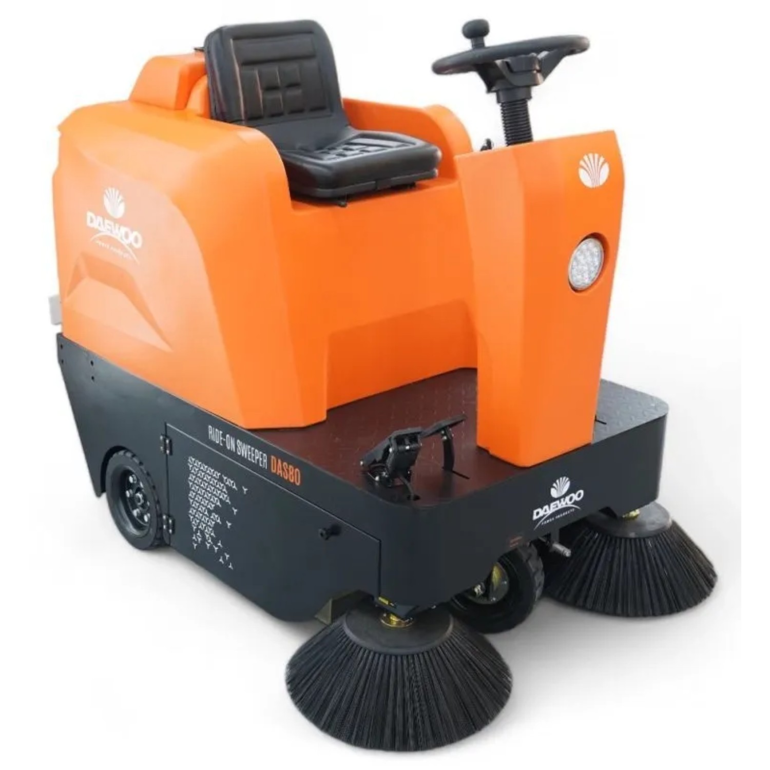 Orange-schwarze DeTec. Aufsitz Kehrmaschine DAEWOO mit Sitz, Lenkrad und zwei Seitenbürsten für große Flächen.