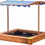 Quadratischer Dobar Sandkasten aus Holz mit blauem, verstellbarem Sonnendach. FSC®-zertifiziert.