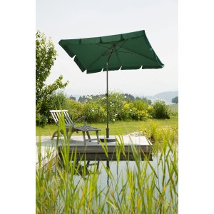 Grüner Schneider Balkonschirm (225x120 cm) mit Push-Up Mechanik neben Liegestuhl am Teich.