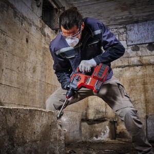 Einhell Akku-Bohrhammer Herocco 36/28 im Einsatz beim Bohren in Beton. Inkl. Koffer.