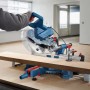Bosch Professional GCM 254 D Kapp- und Gehrungssäge in Aktion beim Holzzuschnitt.