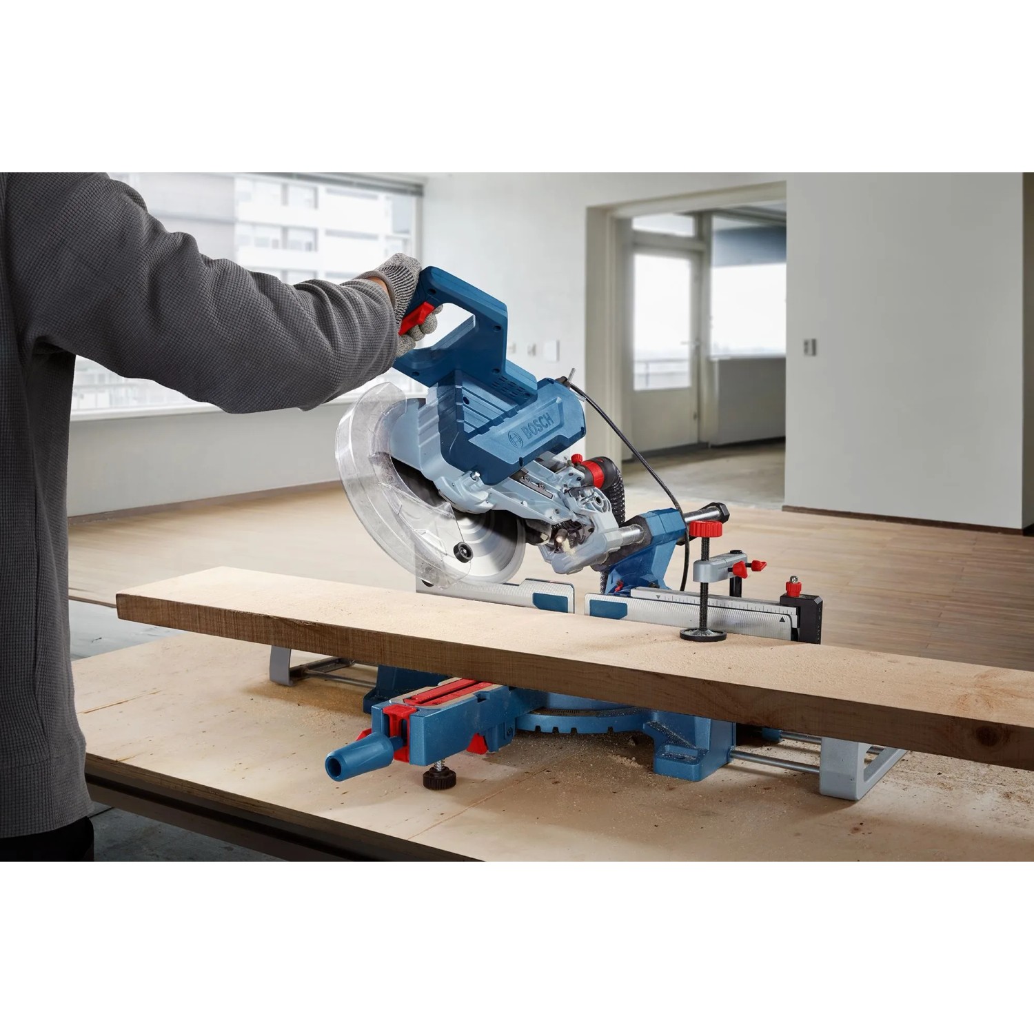 Bosch Professional GCM 254 D Kapp- und Gehrungssäge in Aktion beim Holzzuschnitt.